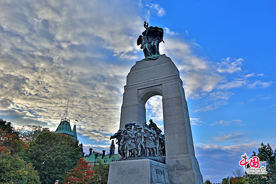 战争纪念碑建于联邦广场中心