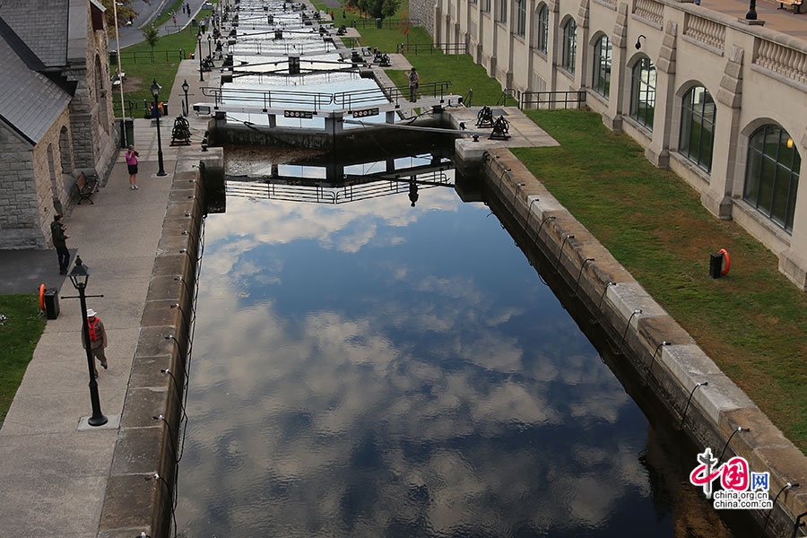 黄昏笼罩下的运河被最后的几道水闸截拦得平如明镜