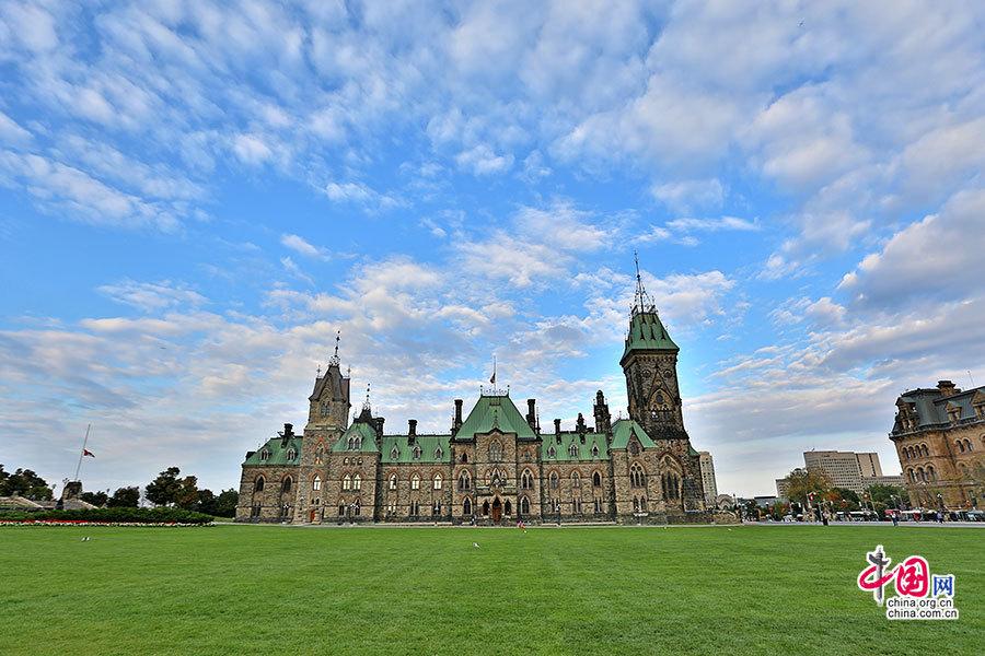 东区是加拿大枢密院、总理和外交部长办公的地方