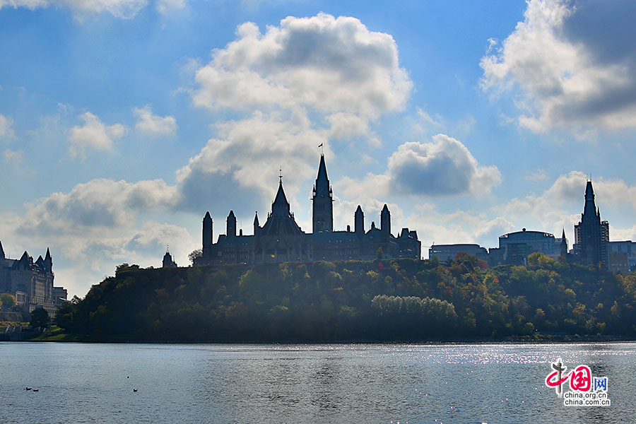 国会大厦位于渥太华的国会山上,是渥太华乃至整个加拿大的象征