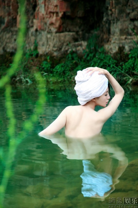 组图:低俗还是<em>艺术</em>?美女明星搏<em>出位</em>全裸出浴[