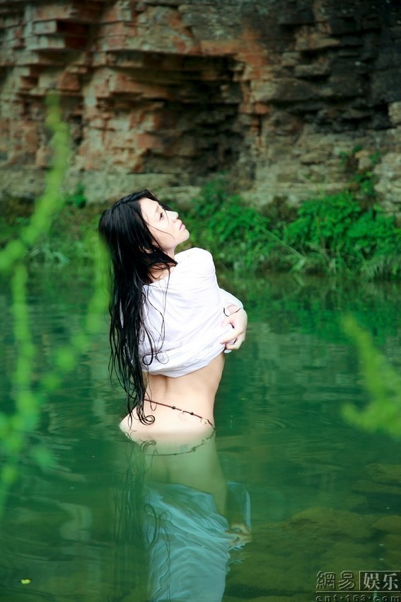 组图:低俗还是<em>艺术</em>?<em>美女</em>明星搏<em>出位</em>全裸出浴[