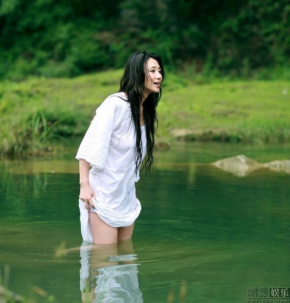 组图:低俗还是<em>艺术</em>?<em>美女</em>明星搏<em>出位</em>全裸出浴[