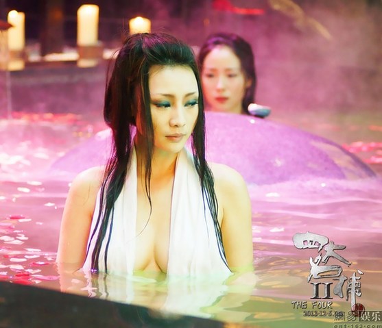 组图:低俗还是艺术?美女明星搏出位全裸出浴[