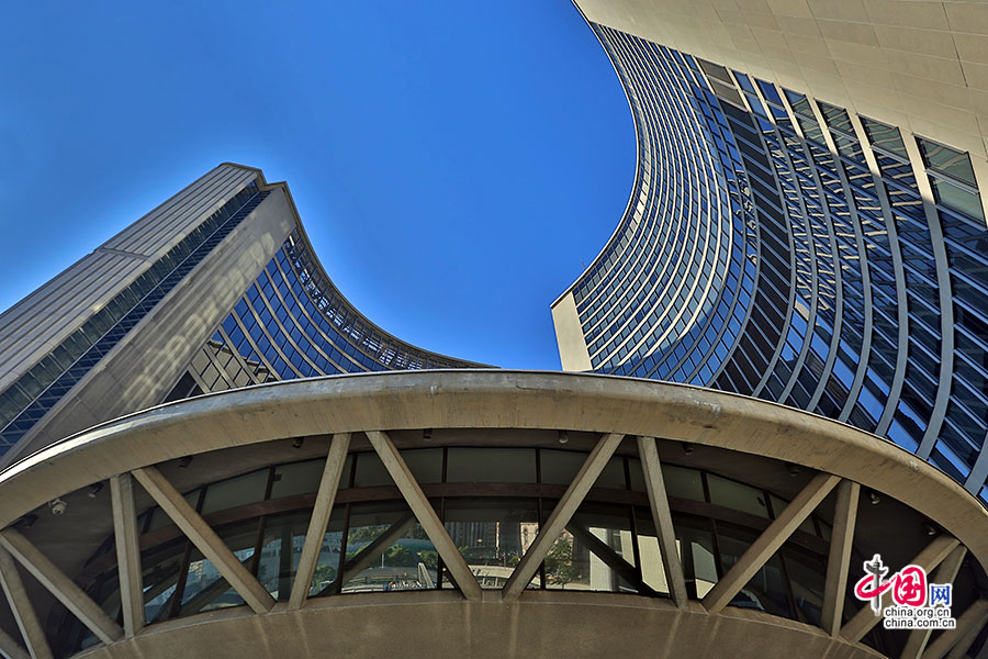 多伦多市政厅由一幢25层与一幢31层的建筑相对