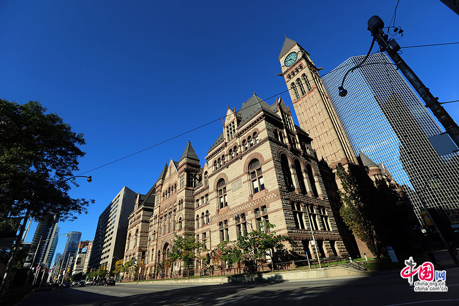 新古典主义建筑风格的旧市政厅建成于1899年