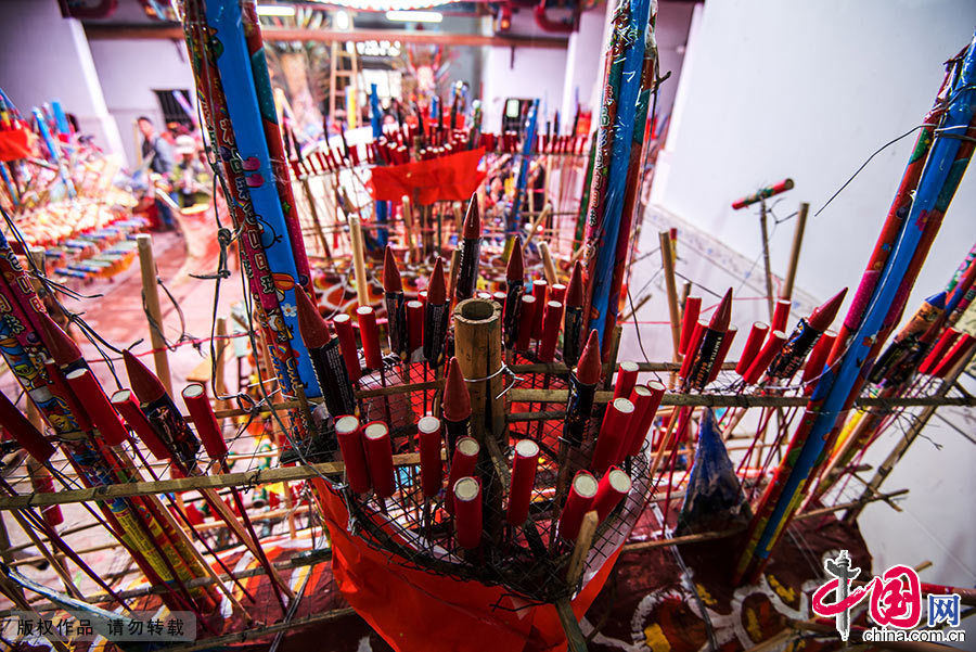 摆放在村祠堂里的已经扎好的火龙龙身上插满了自制的土火箭和各种烟花。中国网图片库 邓飞/摄