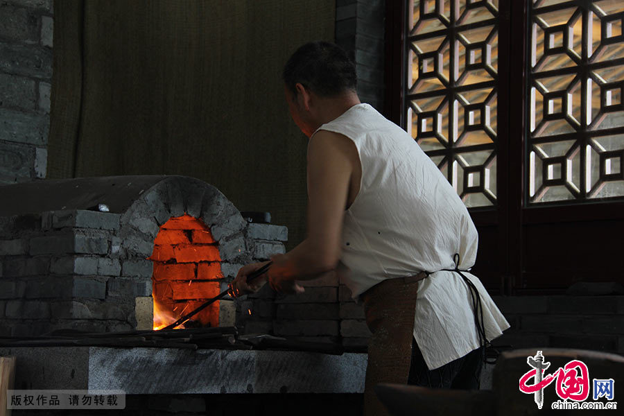 图为宝剑制作工艺之热锻。中国网图片库 吴春平/摄 