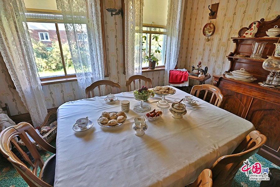 餐桌上准备好的英式下午茶还冒着新鲜出炉的热气