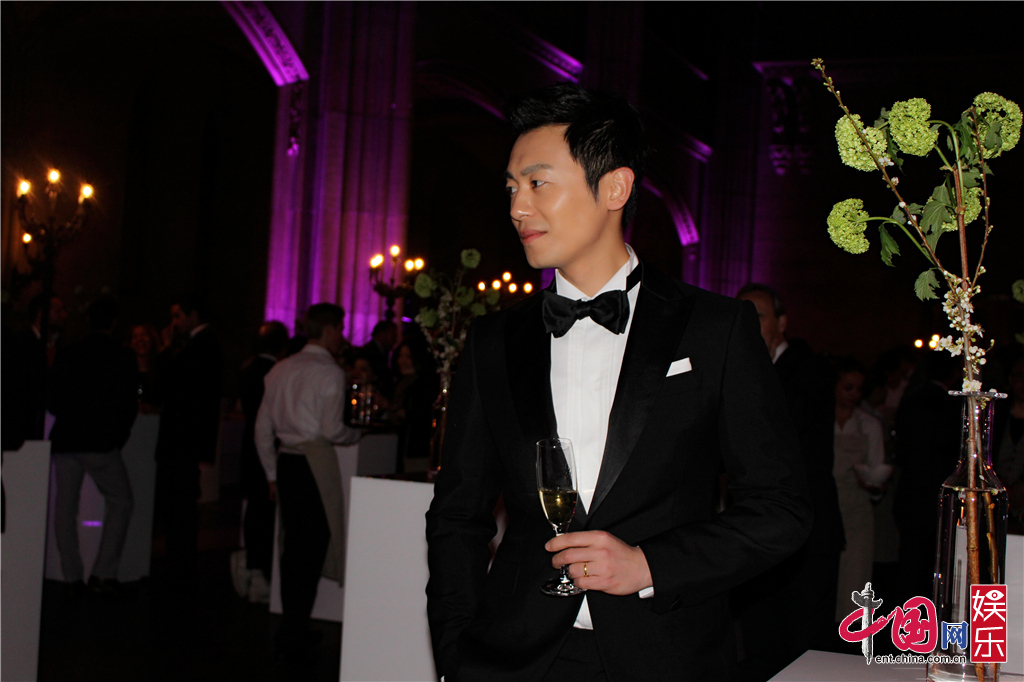 朱亚文赴巴塞尔预热表展之行 西装亮相显绅士