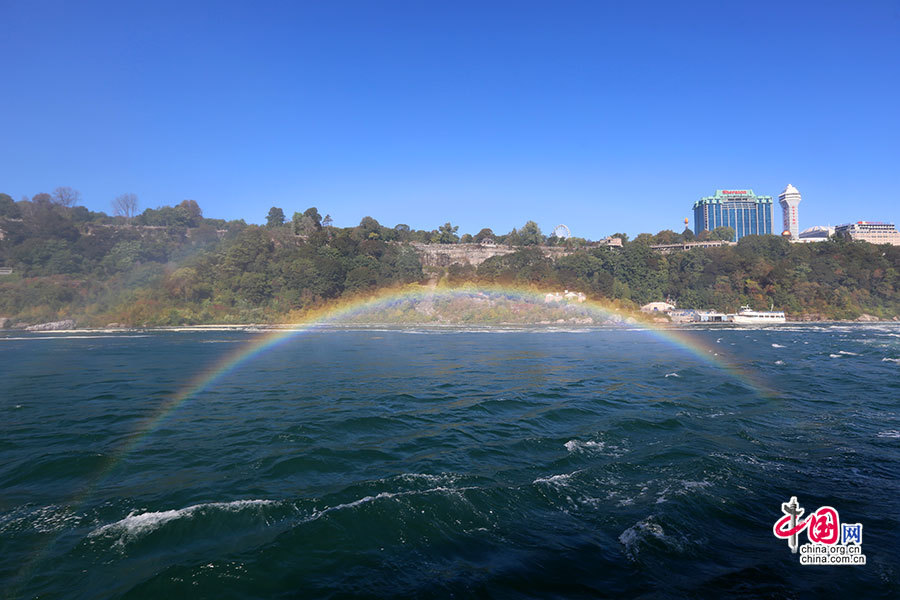巨大的水汽在相反的方向形成了漂亮的彩虹