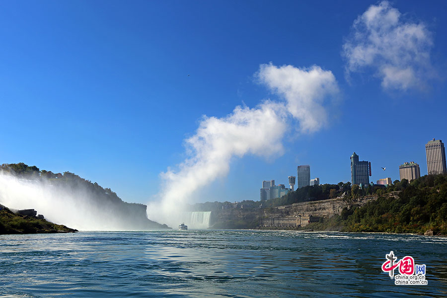加拿大U形瀑布的水汽形成巨大的云雾直冲云霄