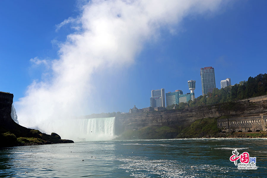 加拿大U形瀑布的水汽形成巨大的云雾直冲云霄