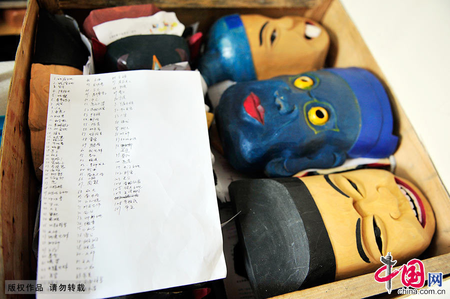  汪儒斌雕刻的一整套傩面具。他对傩戏人物、地方剧目、神话故事里的150多种类型的角色进行了大胆探索和创作，创作了傩面具千余张。中国网图片库 谢顺/摄