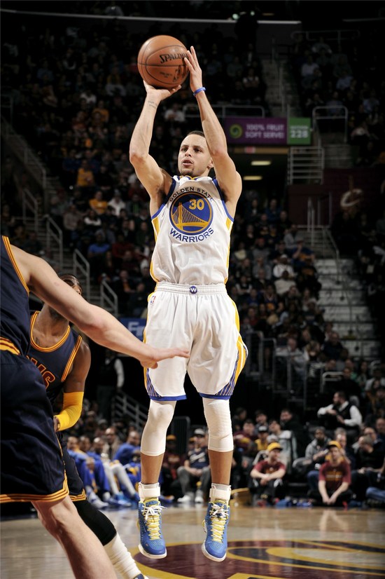 库里三分雨狂飙助勇士逆转 绿军主场饮恨浓眉内线统治力尽显湖人轻取对手