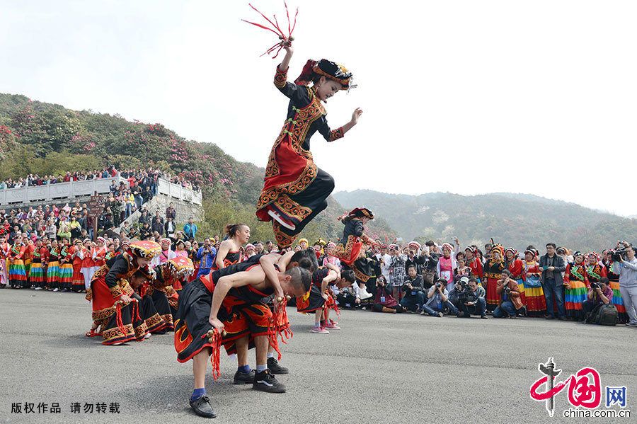 在祭花儀式載歌載舞的彝族青年。中國網圖片庫 彭年/攝