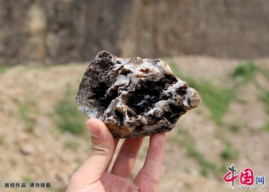 图为上釉用的重要原料玛瑙石。中国网图片库 何五昌/摄