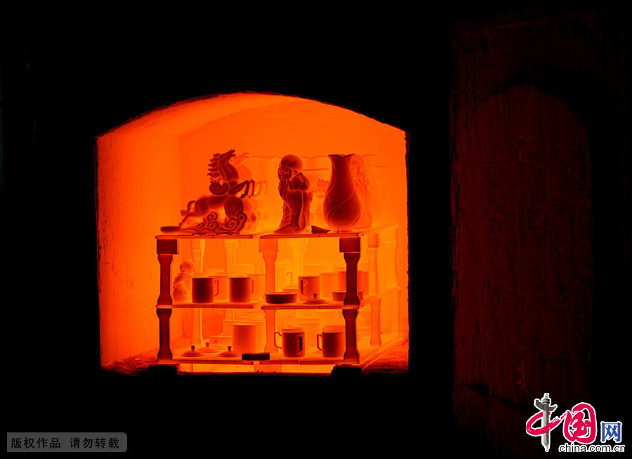 窑炉内被烧至通红的汝瓷。中国网图片库 何五昌/摄