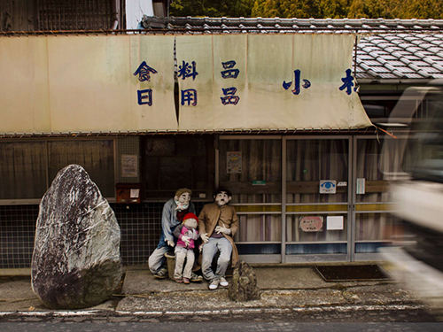 老无所依的日本"人偶黄村"