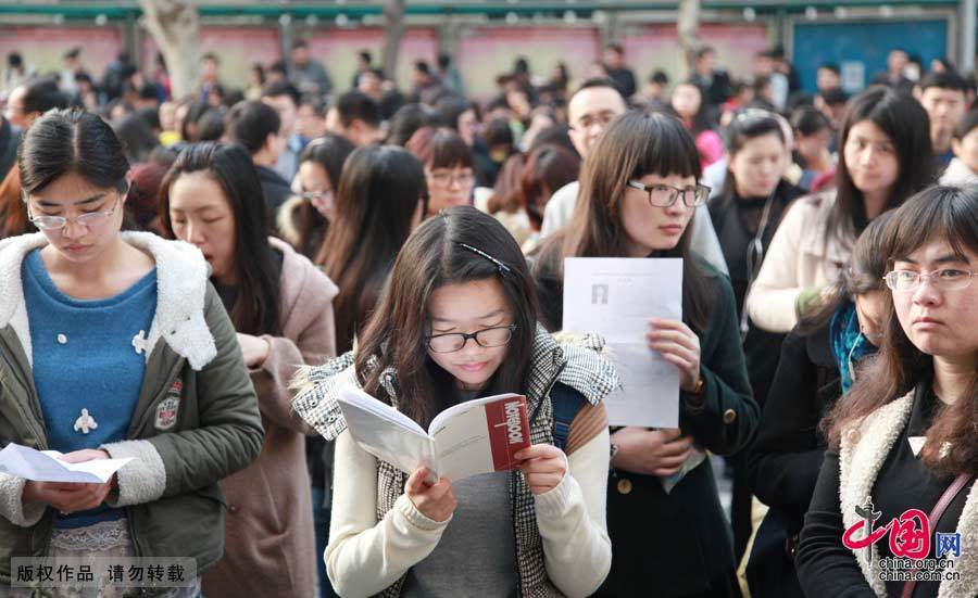 江苏省公务员考试退烧 考生较去年少3.4万人