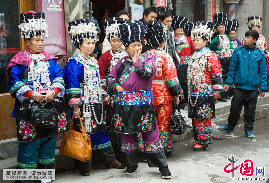 苗族服饰以夺目的色彩、繁复的装饰和耐人寻味的文化内涵著称于世。是中国所有的民族服饰里最多姿多彩，样式最多，跨越的时代最久，绣花和银饰最华丽的民族服饰，是我国民族文化的一大奇葩。