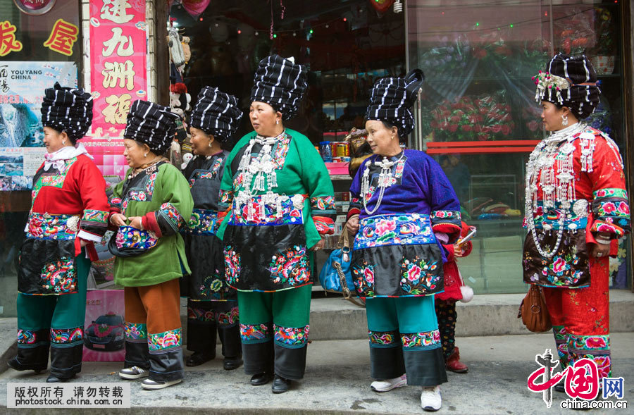 苗族服饰以夺目的色彩、繁复的装饰和耐人寻味的文化内涵著称于世。是中国所有的民族服饰里最多姿多彩，样式最多，跨越的时代最久，绣花和银饰最华丽的民族服饰，是我国民族文化的一大奇葩。