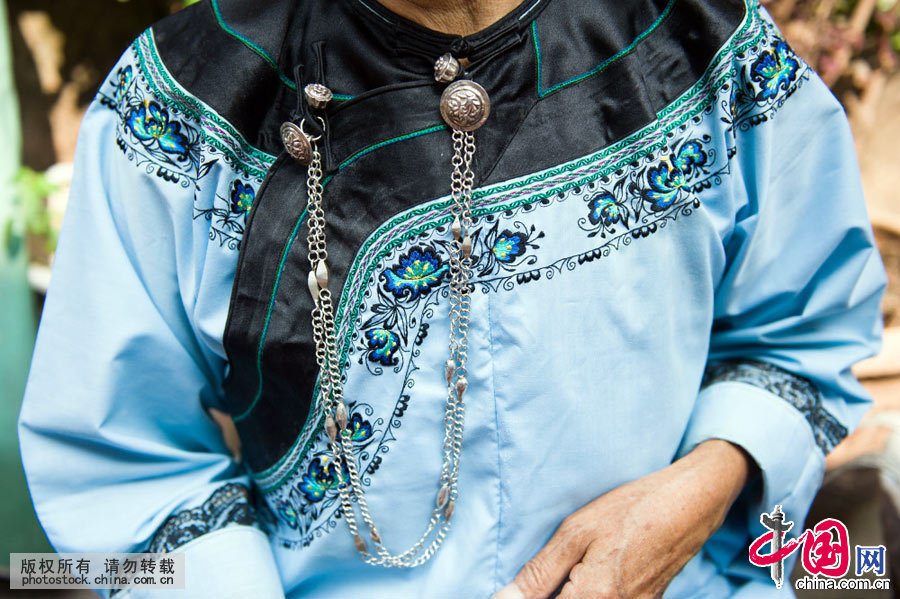 苗族服饰以夺目的色彩、繁复的装饰和耐人寻味的文化内涵著称于世。是中国所有的民族服饰里最多姿多彩，样式最多，跨越的时代最久，绣花和银饰最华丽的民族服饰，是我国民族文化的一大奇葩。