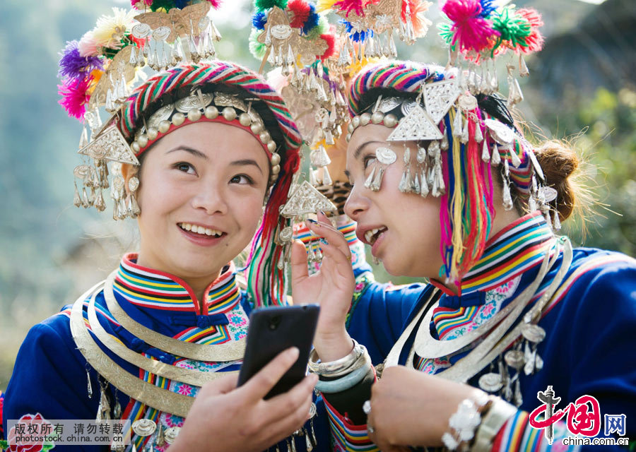 苗族服饰以夺目的色彩、繁复的装饰和耐人寻味的文化内涵著称于世。是中国所有的民族服饰里最多姿多彩，样式最多，跨越的时代最久，绣花和银饰最华丽的民族服饰，是我国民族文化的一大奇葩。