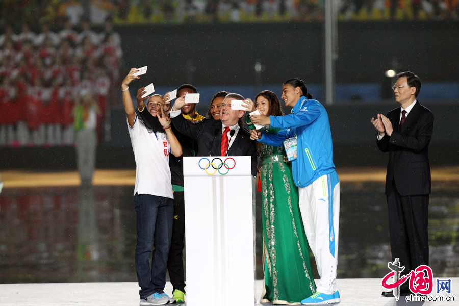 2014年8月15日晚，南京青奥会开幕，巴赫主席与来自五大洲的运动员代表自拍留念。 中国网记者 董宁摄影