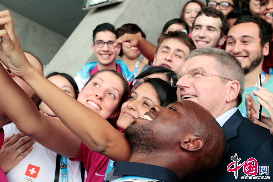 2014年8月14日，国际奥委会主席与来自世界各地的青年记者们亲密自拍。 中国网记者 董宁摄影