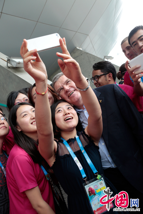 2014年8月14日，国际奥委会主席与来自世界各地的青年记者们亲密自拍。 中国网记者 董宁摄影