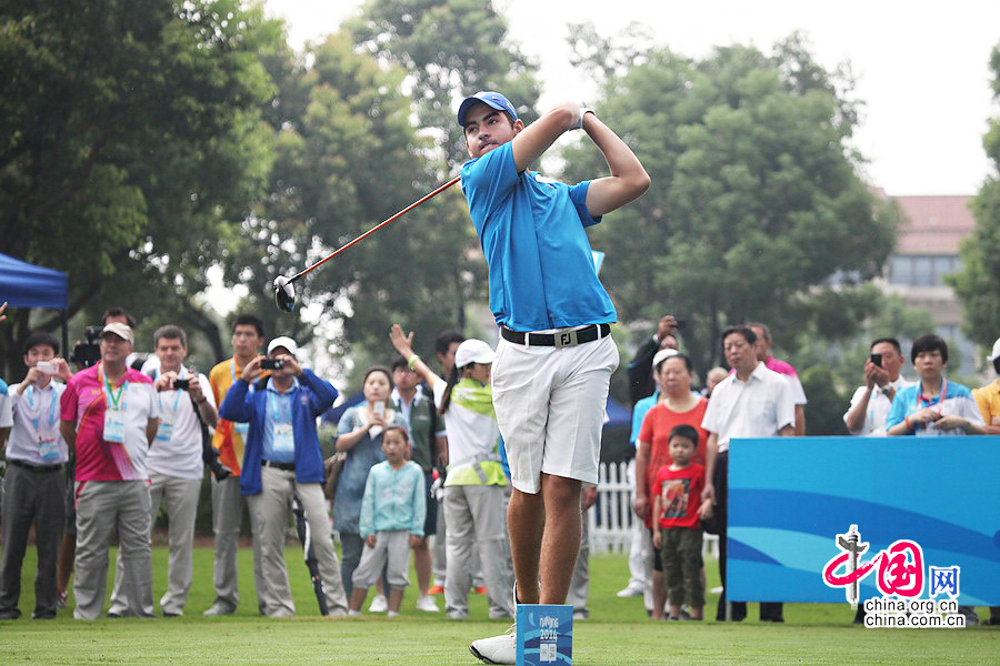 8月19日，第二届青年奥林匹克运动会高尔夫球比赛现场，来自巴拿马选手马科斯·卡瓦科斯开出第一杆。 中国网记者李佳摄影