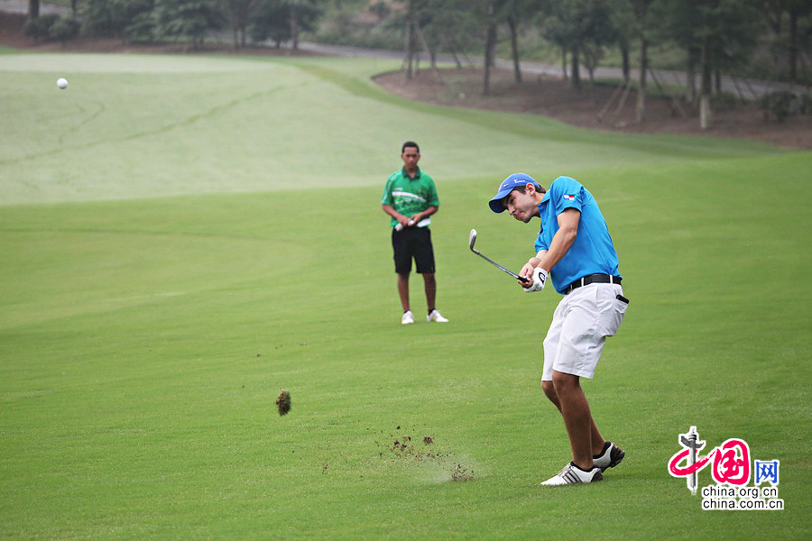 8月19日，第二届青年奥林匹克运动会高尔夫球比赛现场，第一杆选手自巴拿马选手马科斯·卡瓦科斯精彩画面回顾。中国网记者李佳摄影
