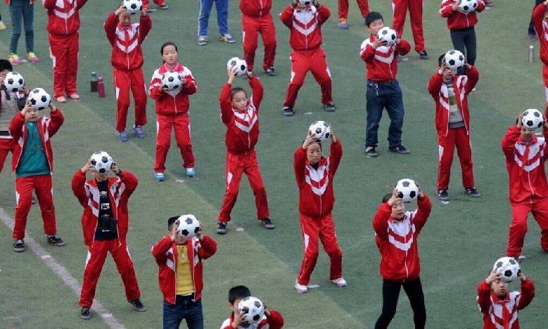 河南洛陽小學生課間跳足球操