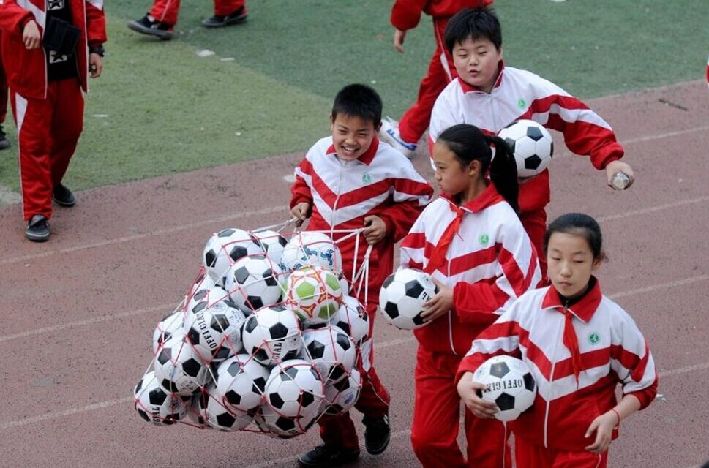 河南洛陽小學生課間跳足球操
