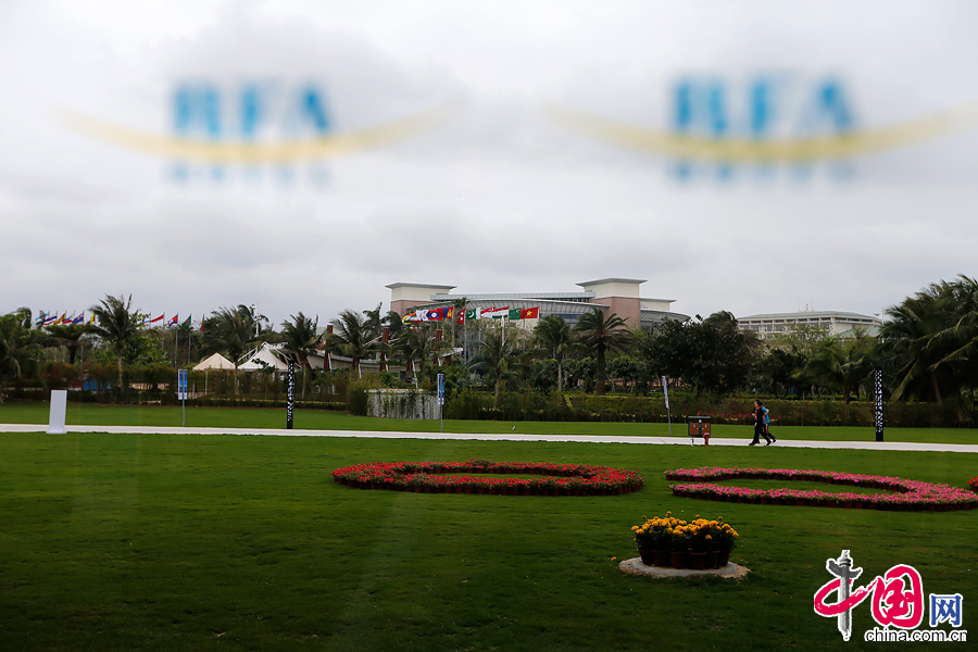 透过二期会场的玻璃看一期博鳌亚洲论坛永久会址。 中国网记者 杨佳摄影