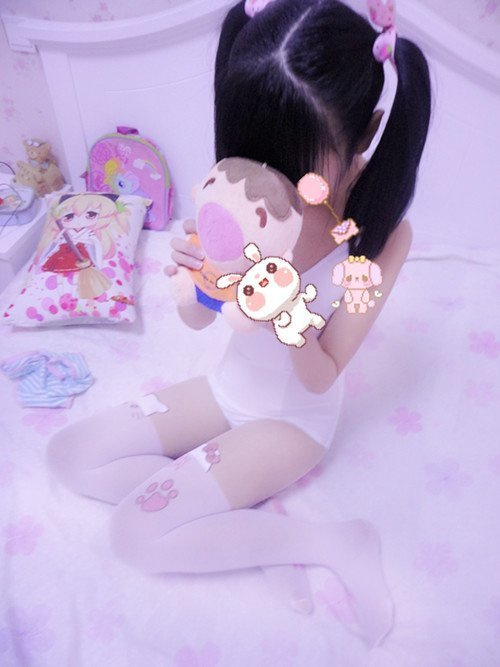 00后<em>小学生</em>微网志晒性感自拍照 半<em>脱内裤</em>惹争