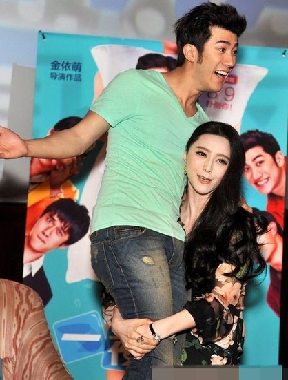 组图:范冰冰张柏芝 10大女星熊抱男人激情瞬间