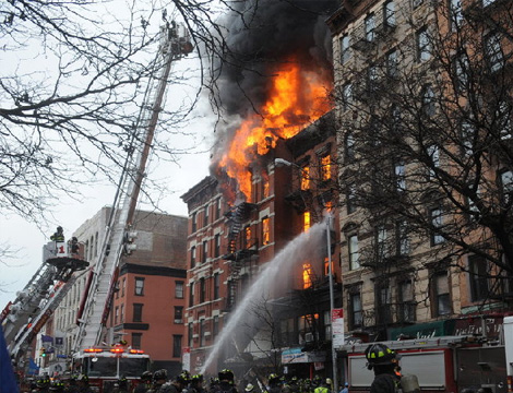 纽约大楼天然气泄漏引发爆炸 大火致12人伤