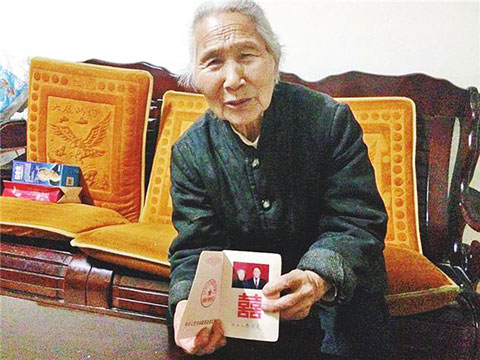 19岁<em>少女</em>苦等<em>初恋</em>40年未嫁 63岁时终成眷属_