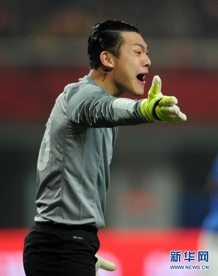 3月27日,中国队守门员王大雷在比赛中.
