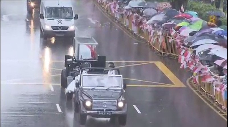 新加坡民众雨中送别建国总理李光耀