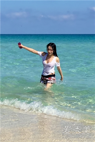 春光无限 女星海边嬉戏比基尼滑落好尴尬
