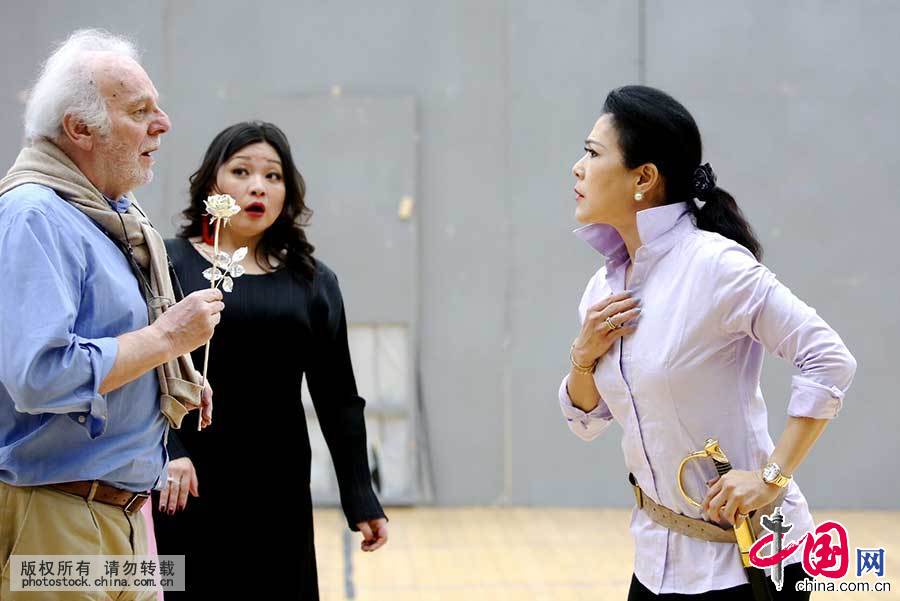 作為“國家大劇院歌劇節•2015”的開幕大戲，國家大劇院製作理查•施特勞斯歌劇《玫瑰騎士》將在4月9日至12日與觀眾見面。3月30日，著名導演吉爾伯特•德弗洛帶領劇中主演在排練場向媒體“劇透”了劇中精彩片段。