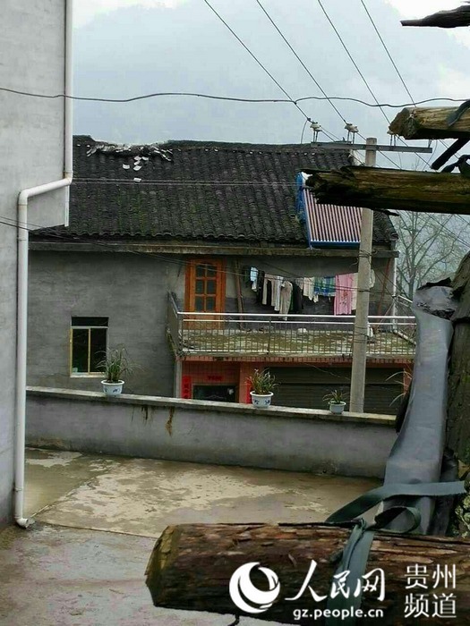 部分房屋瓦片受损（真实图片由黔东南广播电视台提供）