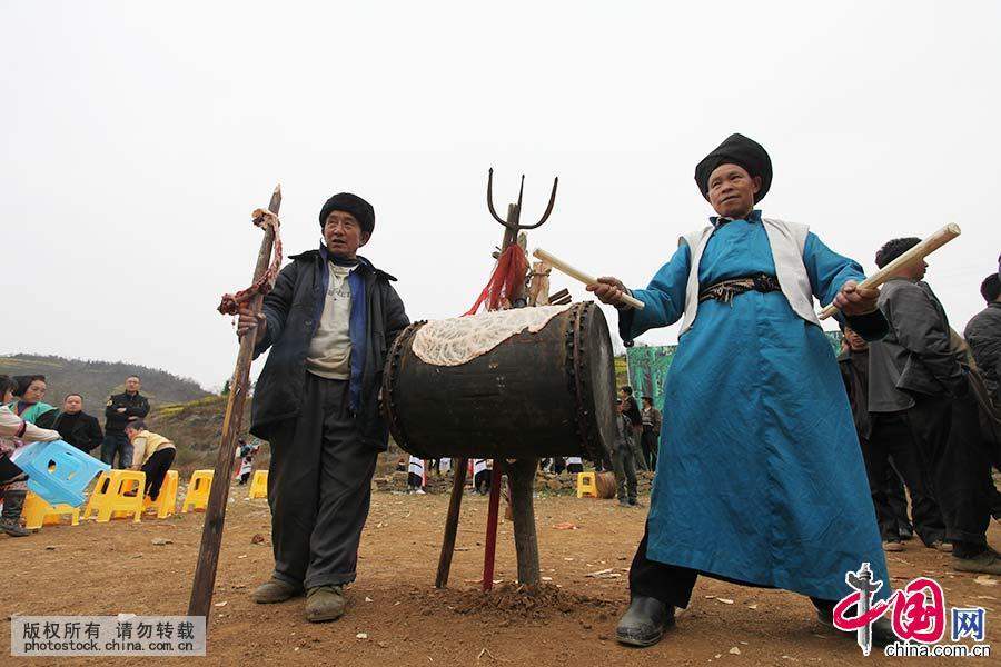 祭司在进行放魂仪式，放魂完后扑卦，表示祖先竹王领牛去了。中国网图片库 卢维/摄