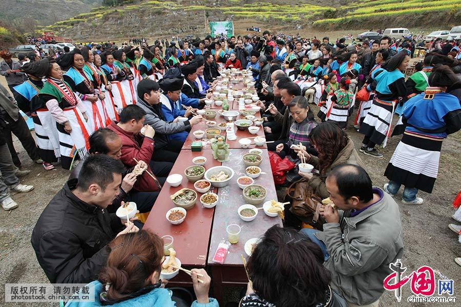 祭祀结束后，参加祭祀的人们在吃长桌宴。中国网图片库 卢维/摄