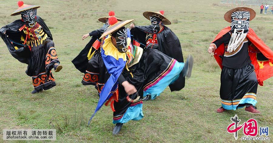 “撮泰吉”是一种古老的戏，旨在驱邪祟、迎吉祥、祈丰收。中国网图片库 彭年/摄