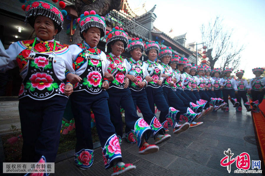 雲南省楚雄彝族自治州彝族群眾在彝人古鎮跳起歡快的“左腳舞”。
