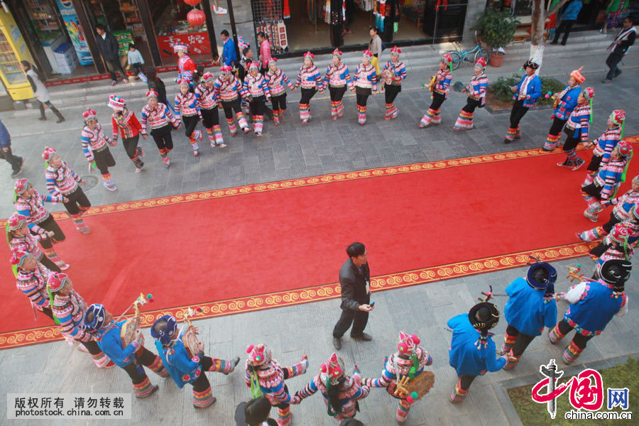 云南省楚雄彝族自治州彝族群众在彝人古镇跳起欢快的“左脚舞”。